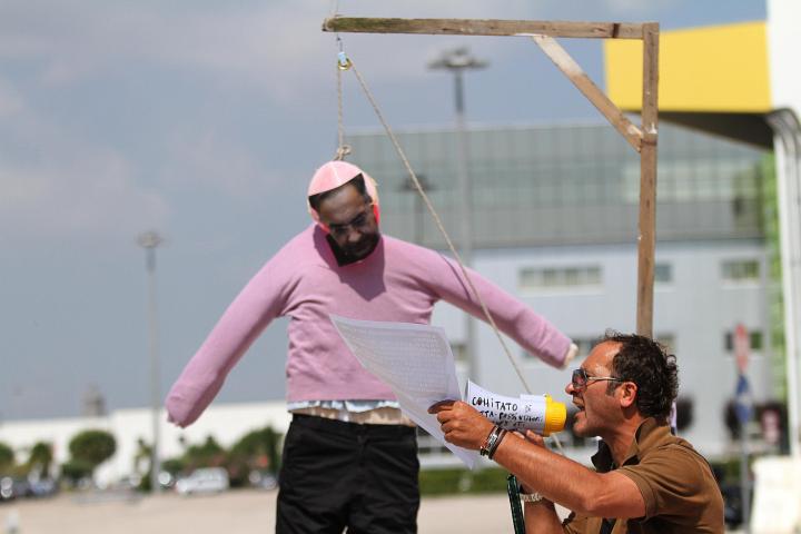 E' caccia all'uomo in Fiat: protesta a Nola,appeso manichino per simulare suicidio